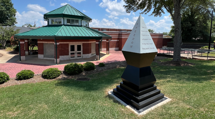 FREEDOM sculpture 900x500